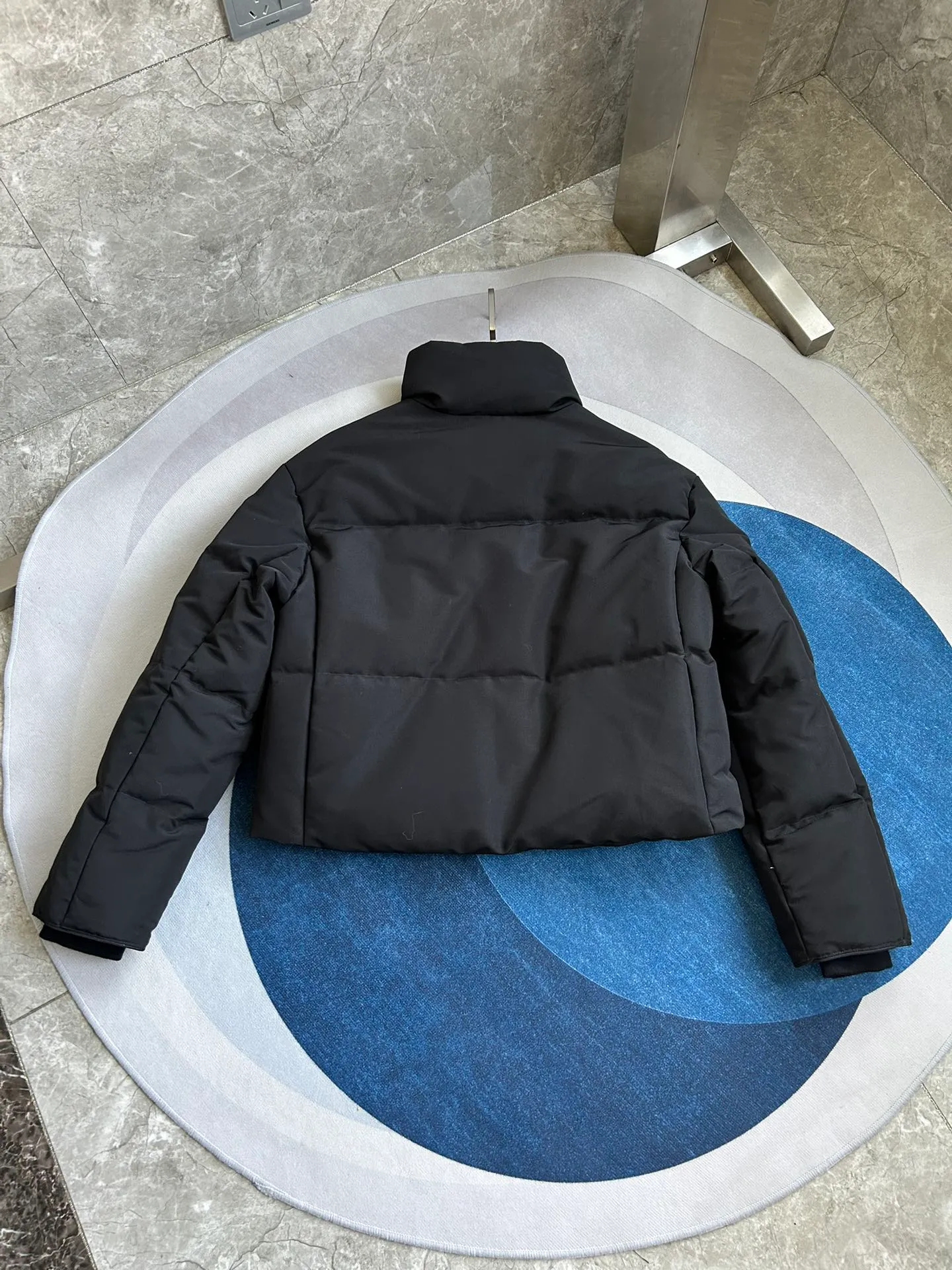 P880 E2266WB Grandview black label short jacket down jacket. Constructed from Arctic Tech recycled fabric®, it features a cinchable hem for sleek styling and storage. Color: black. Size: XS S M L XL.